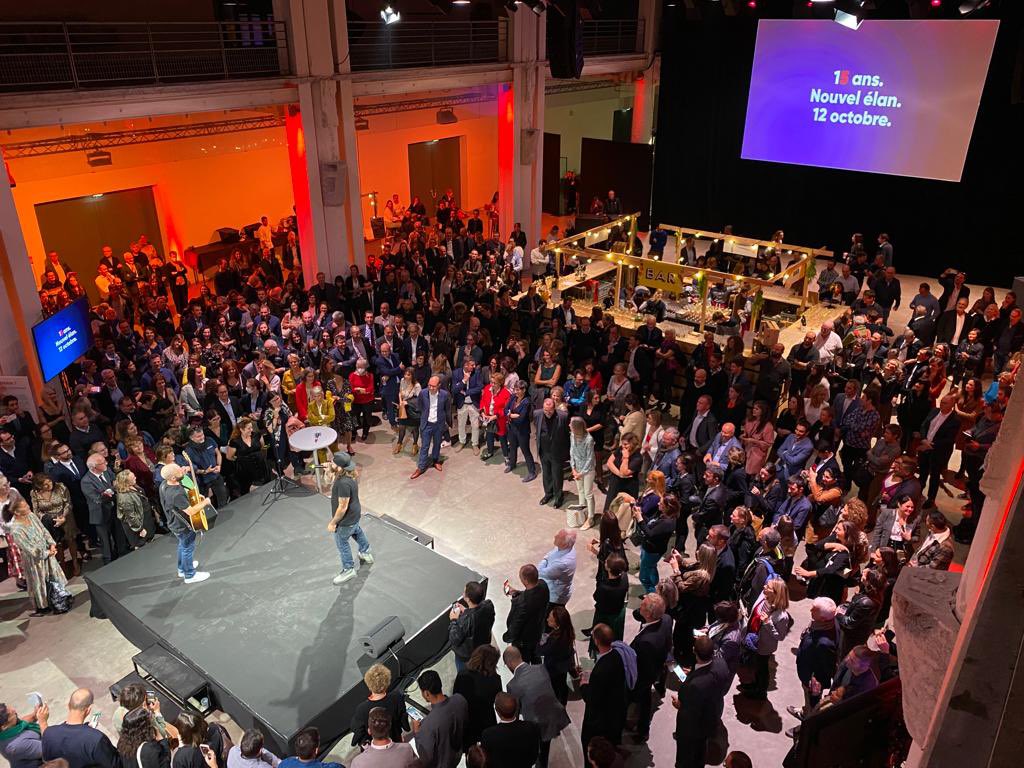 espritdessens's tweet photo. En direct de la soirée des 15 ans d’@ONLYLYON, la marque territoriale de la Métropole @grandlyon !

#EspritdesSens #agence #ONLYLYON #anniversaire #sucrière #Confluence https://t.co/rVJV4GbhWo
