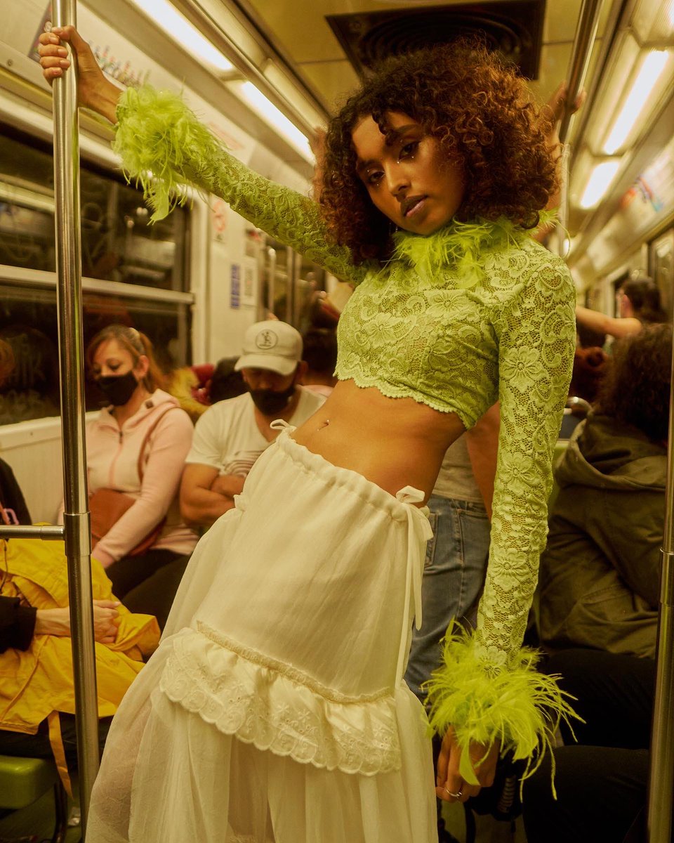 Fabian_glez_'s tweet photo. Metro de la línea 9 

Modelo @victoriaaleyva 
Maquillaje @makeup.yulian 
Stylist @ceidi.alcala 

Falda @almmmami 
Top @lareinadelrosa_oficial https://t.co/mPmUXwt5Ft