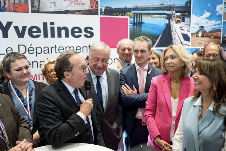 ToineBourrat's tweet photo. Quel plaisir d'avoir pu retrouver, dans un esprit convivial et studieux, les @Maires78 à l'occasion de l'#UDMOP.
L’équipe @8pourle78 autour de @gerard_larcher, toujours à l'écoute des #élus qui, chaque jour, font vivre les @Yvelines et une certaine idée de la décentralisation. https://t.co/4s05Jm3lv3