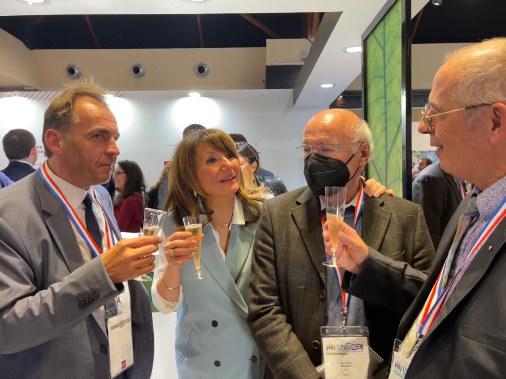 ToineBourrat's tweet photo. Quel plaisir d'avoir pu retrouver, dans un esprit convivial et studieux, les @Maires78 à l'occasion de l'#UDMOP.
L’équipe @8pourle78 autour de @gerard_larcher, toujours à l'écoute des #élus qui, chaque jour, font vivre les @Yvelines et une certaine idée de la décentralisation. https://t.co/4s05Jm3lv3