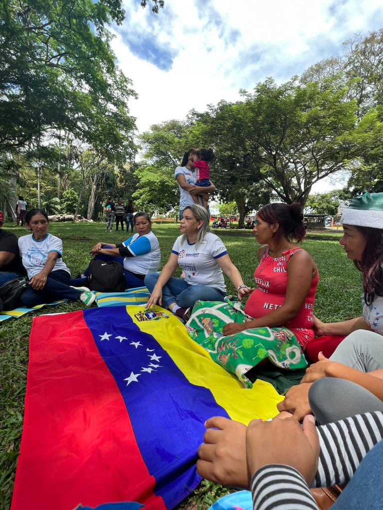 Marianela_PSUV's tweet photo. 1/2 Y desde el majestuoso parque Cachamay, hoy nos llenamos de la fuerza de la naturaleza, acompañadas de nuestras promotoras y lideresas del Movimiento Parto Humanizado, una gran avanzada que venimos realizando en Caroní @NicolasMaduro @OviedoPSUV #GritoDeResistenciaIndigena https://t.co/wLW8pVOU9N