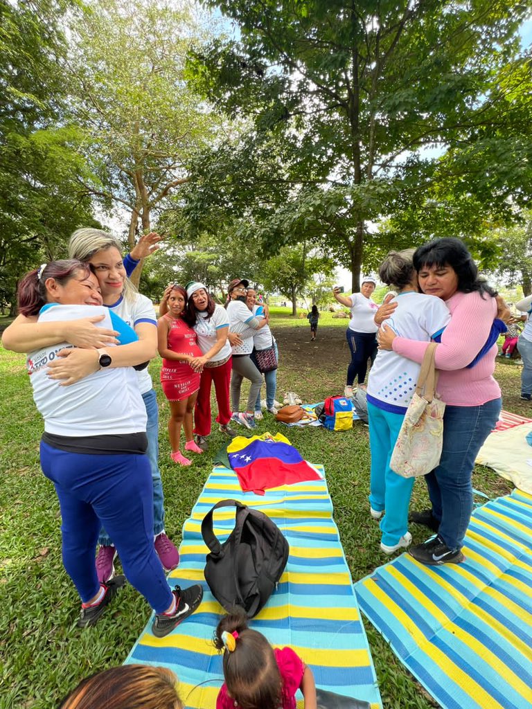 Marianela_PSUV's tweet photo. 1/2 Y desde el majestuoso parque Cachamay, hoy nos llenamos de la fuerza de la naturaleza, acompañadas de nuestras promotoras y lideresas del Movimiento Parto Humanizado, una gran avanzada que venimos realizando en Caroní @NicolasMaduro @OviedoPSUV #GritoDeResistenciaIndigena https://t.co/wLW8pVOU9N