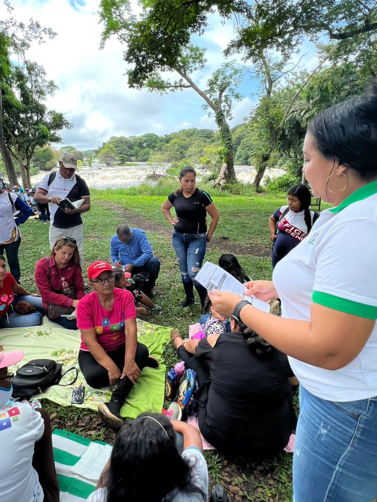 Marianela_PSUV's tweet photo. 1/2 Y desde el majestuoso parque Cachamay, hoy nos llenamos de la fuerza de la naturaleza, acompañadas de nuestras promotoras y lideresas del Movimiento Parto Humanizado, una gran avanzada que venimos realizando en Caroní @NicolasMaduro @OviedoPSUV #GritoDeResistenciaIndigena https://t.co/wLW8pVOU9N