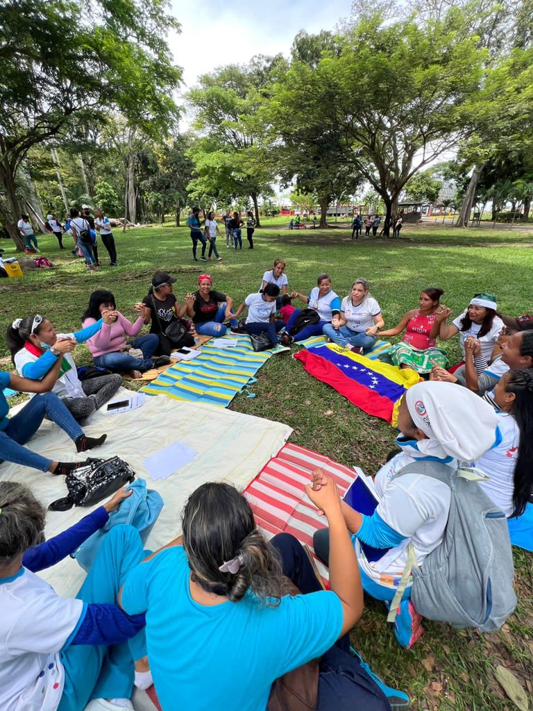 Marianela_PSUV's tweet photo. 1/2 Y desde el majestuoso parque Cachamay, hoy nos llenamos de la fuerza de la naturaleza, acompañadas de nuestras promotoras y lideresas del Movimiento Parto Humanizado, una gran avanzada que venimos realizando en Caroní @NicolasMaduro @OviedoPSUV #GritoDeResistenciaIndigena https://t.co/wLW8pVOU9N