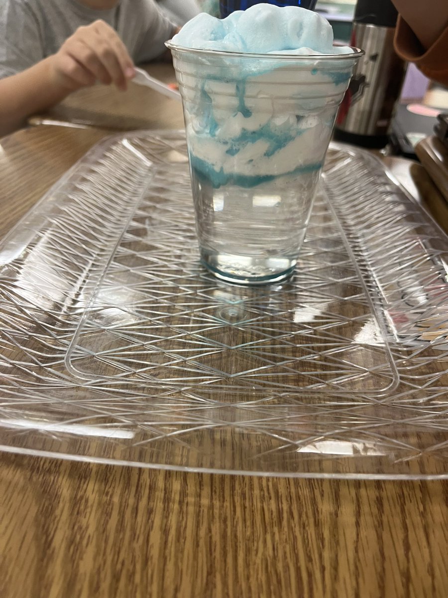 kennanphipps's tweet photo. Shaving cream clouds - modeling precipitation π§ #vcsscientists #FA22Interns @freedomvolusia https://t.co/k9ujn9AX1E