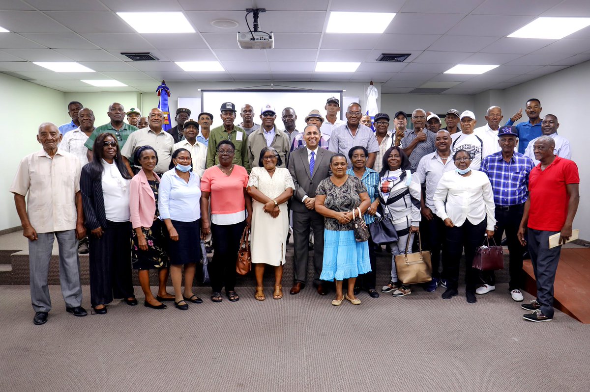 nelsonarroyop's tweet photo. Que grato fue recibir en el día de hoy en las oficinas del Indotel a un grupo de compañeros y compañeras con quienes he compartido largos años en las batallas políticas. https://t.co/heSPsp8s80
