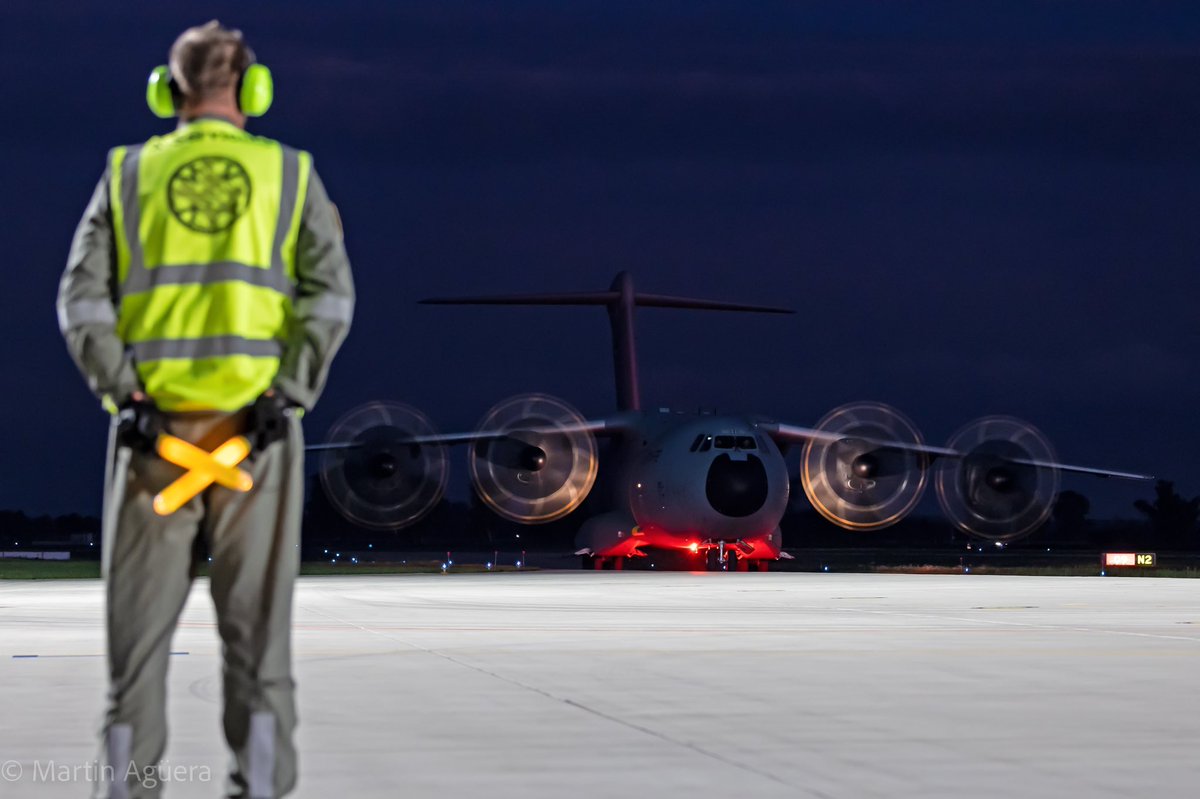 Out of the dark Seeing an #A400M appear out of nowhere at night is just wow.😍Here, this Wunstorf-based Atlas arrives in Neuburg after a long flight from Abu Dhabi upon conclusion of #RapidPacific2022. The LTG62 rules! #DefenceMatters #StrongerTogether