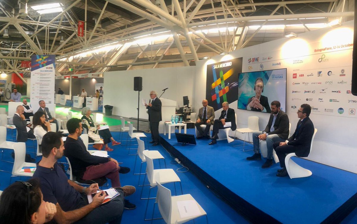 📣News da #FuelsMobility
⚡ La mobilità elettrica è un settore fondamentale e da privilegiare perché consente una decarbonizzazione diffusa e veloce. Cambia la mobilità e cambia anche la stazioni di servizio, oggi sempre più retailer multiservizio.
Incontro a cura di @enelxway