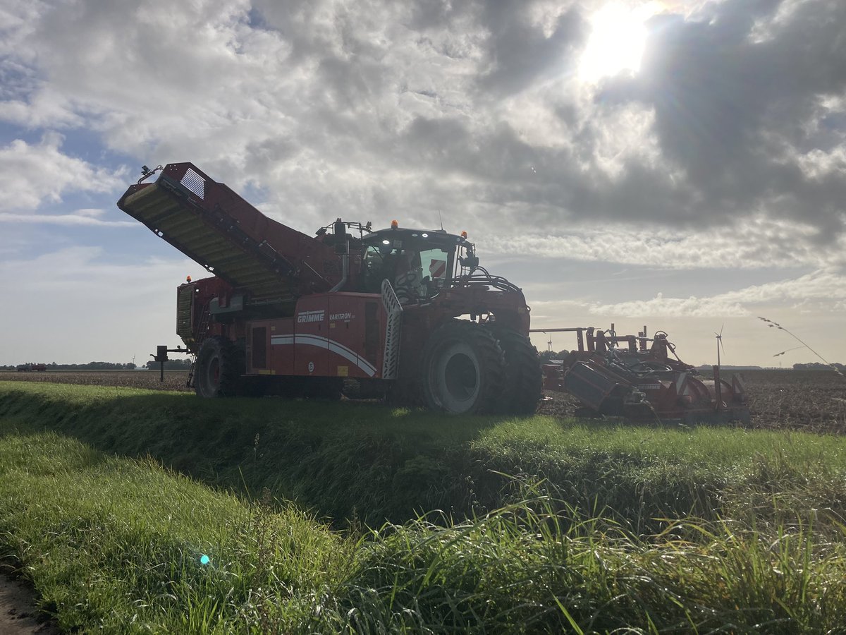 blokie89's tweet photo. Gisteren de laatste hectares 🥔 gerooid bij mijn broertje onder prachtige omstandigheden. Als er nog mensen hulp kunnen gebruiken met rooien in de Flevopolders hoor ik het graag #mooiwerk @GrimmeNederland https://t.co/dtqzEDVQxO