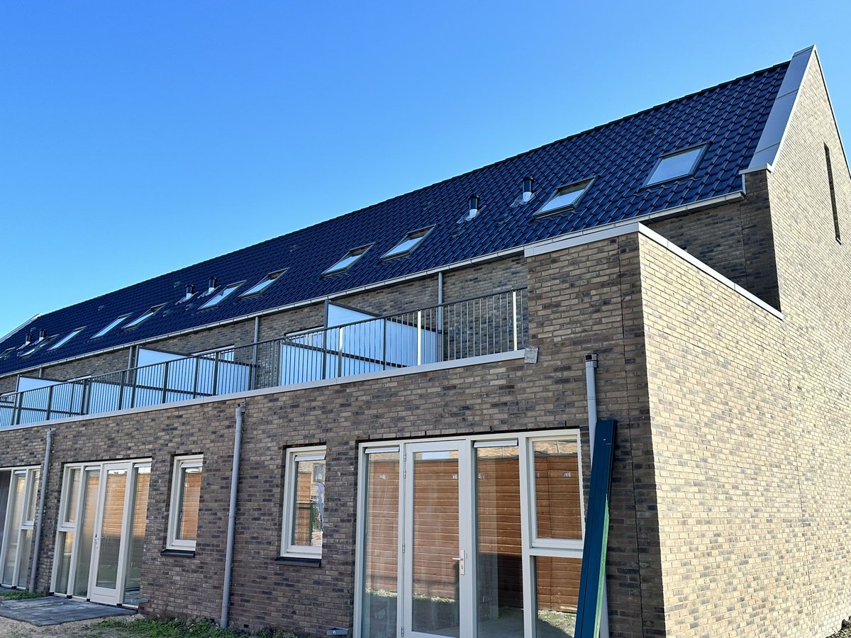Vandaag de oplevering van 12 prachtige woningen in Middenbeemster. Ruime levensloopbestendige 3k-appartementen (71 m2) op de begane grond en maisonnette woningen (78 m2) daarboven met een ruim dakterras. Bedankt voor de fijne samenwerking <a href="/MJHemmer/">Martijn Hemmer</a> <a href="/gempurmerend/">Gemeente Purmerend</a> en KBK!