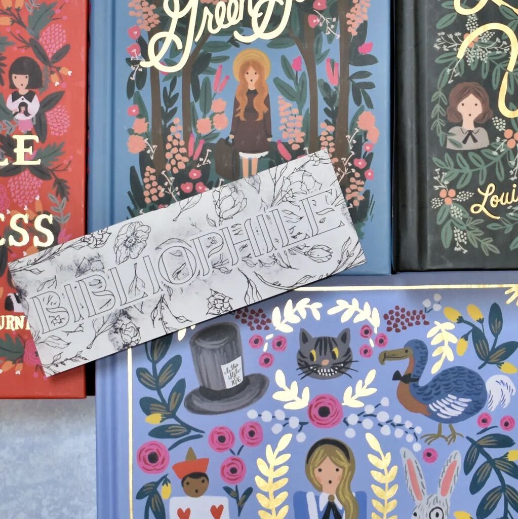 bibliophile

noun; formal /ˈbɪb.li.ə.faɪl/

a person who loves or collects books instagr.am/p/Cjn3bbeLjkN/