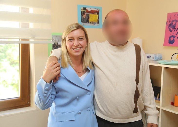 TunceliValiligi's tweet photo. 2️⃣-Çocuklarımızla pasta kesen Hanımefendi, sonrasında hediyeler dağıtarak çocuklarımızı sevindirdi.

Hanımefendiye ve eme��i geçenlere teşekkür ediyoruz.🙏🇹🇷 https://t.co/sqiJnekSkb