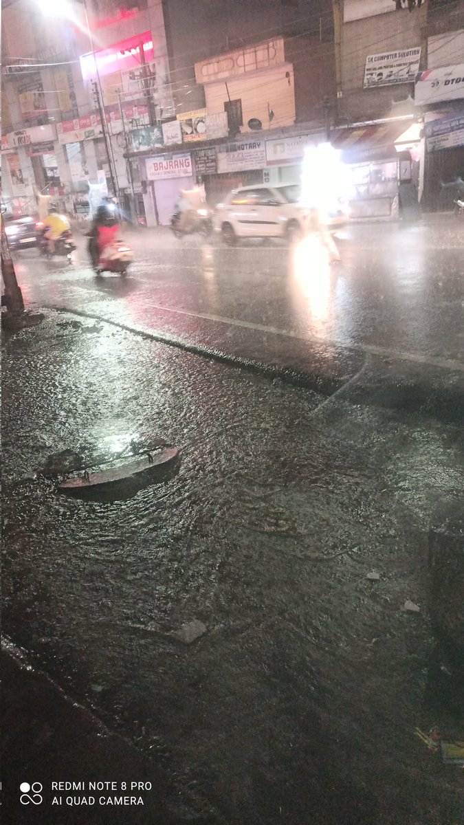 Naarada4's tweet photo. #HyderabadRains

Varsham lo cab or autos rates chuste pakkane hotel lo room tiskoni happy ga padkovachemo.. #asthulu adugu thunnaru bhayya https://t.co/HqPYxxL52X