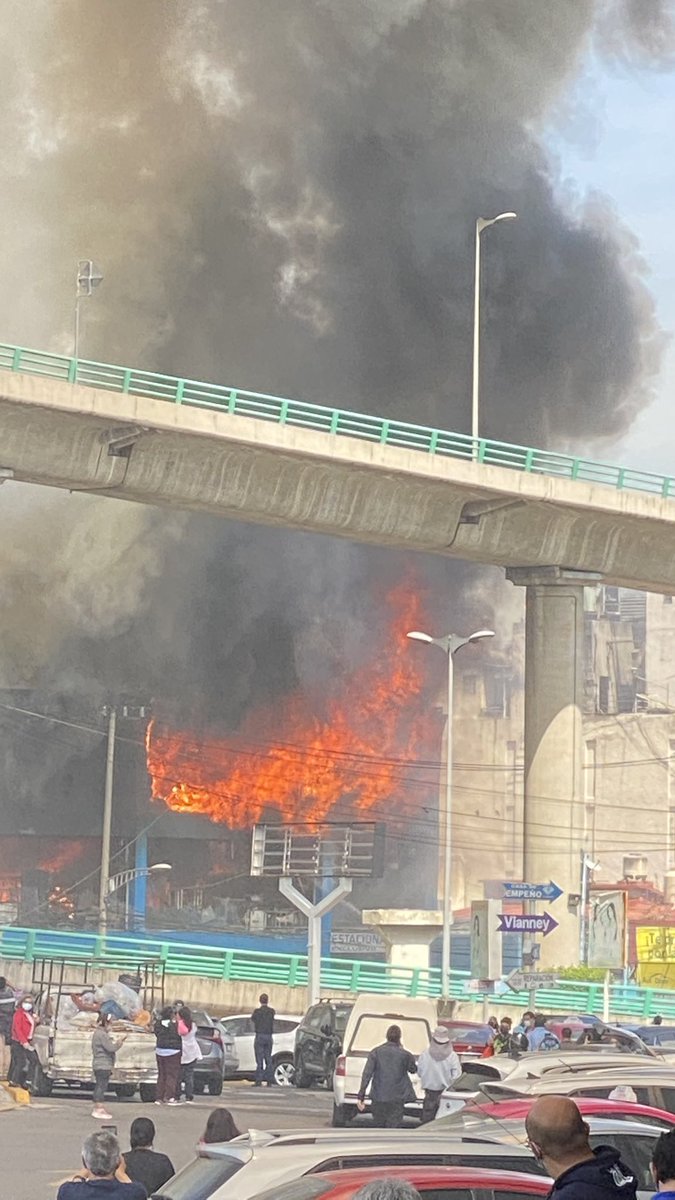 cpoblanno's tweet photo. Incendio en Galerías El Triunfo San Jerónimo #galeriaseltriunfo https://t.co/bJooocp8a6