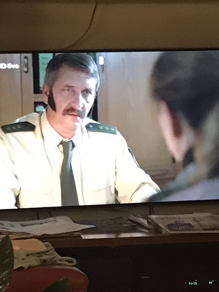 LellaGrubl's tweet photo. Authentisch … man beachte die aufgepickten Koteletten #aktenzeichenxy #aktenzeichenxyungeloest #zdf #zdflive https://t.co/v63ENvhKaY