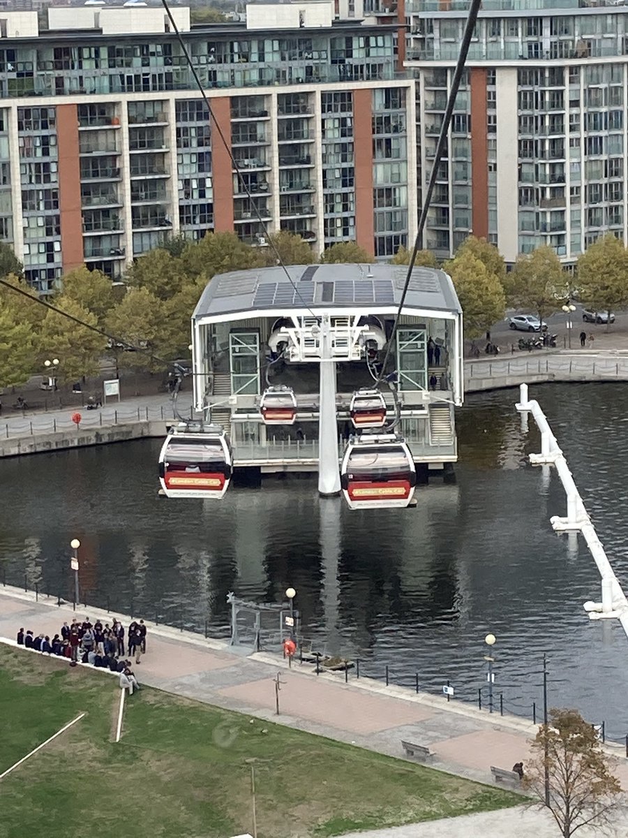 Pinkvelvet33's tweet photo. Unexpected adventure today #emiratescablecar #cablecar #london all to get to lunch๐ loved it but was also terrified #windy #scaredofheights #vertigo https://t.co/OSIJhvgHFg