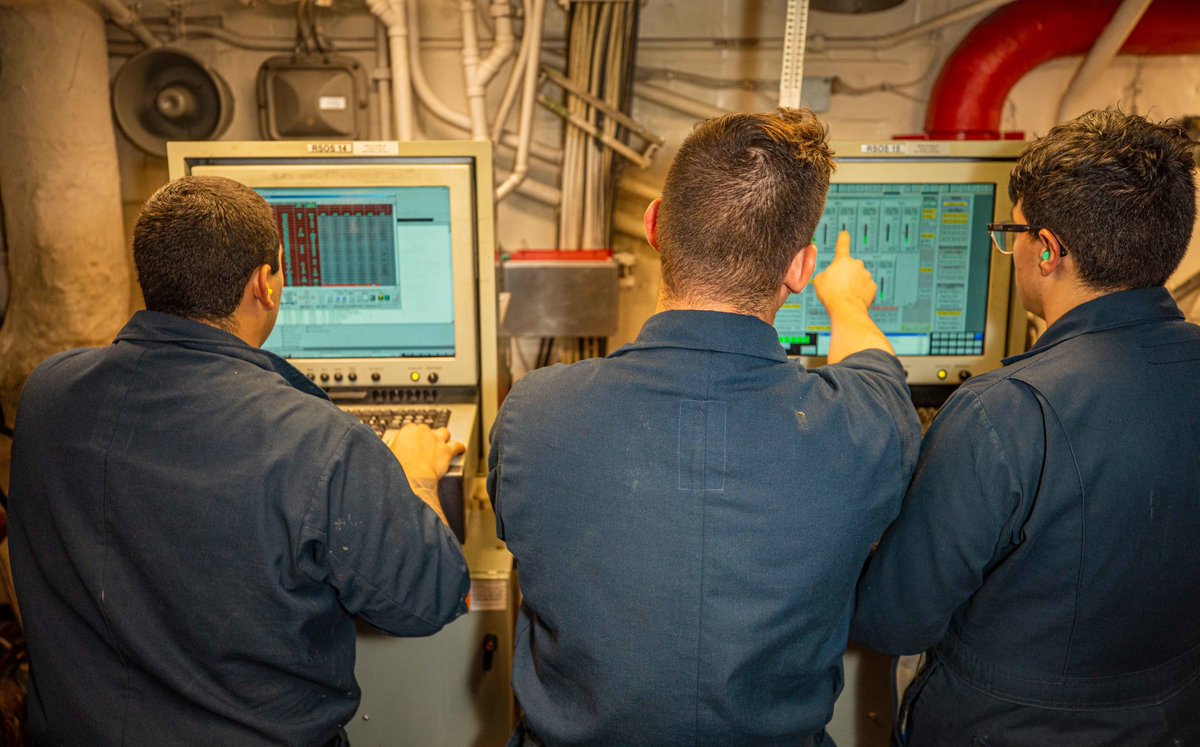 SurfaceWarriors's tweet photo. 🔎Take a peek and see how our #SurfaceWarriors train inside the central control station aboard USS Chancellorsville this #WarshipWednesday!
The #SurfaceForce builds leaders, warriors, mariners, and managers, and each of these roles requires training, education, and mentoring. https://t.co/bKjzMhGXfR