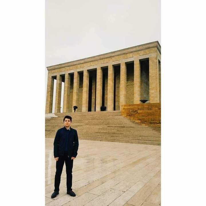 oguzocaklari's tweet photo. Erasmus değişim programıyla eğitim gördüğü Polonya'da, alışveriş merkezinde yemek yediği esnada sıçan suratlı bir PKK'lı terörist tarafından boğazından bıçaklanarak haince öldürülen asil Türk delikanlısı Bilgisayar Mühendisi Furkan KOCAMAN kardeşimizi saygıyla anıyoruz. https://t.co/vmgPAgJ7Ae