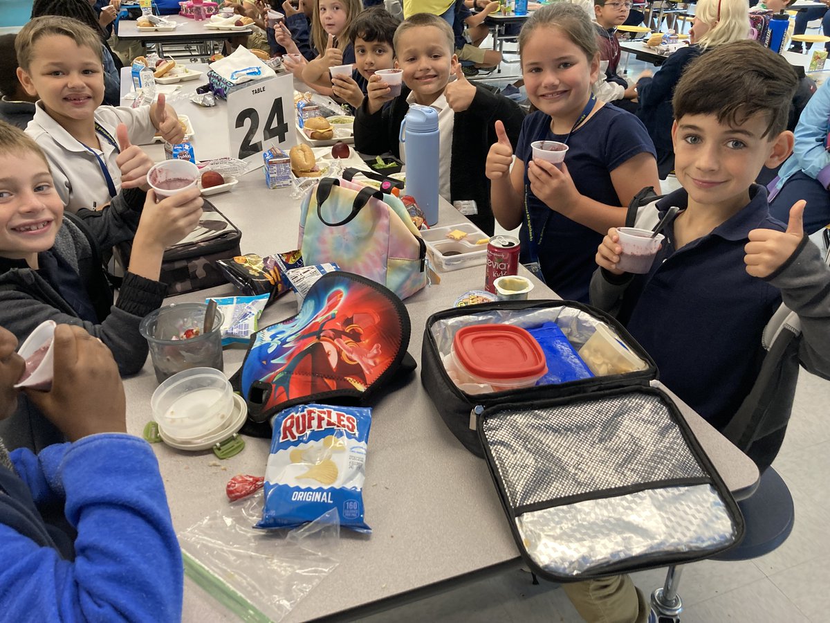 National School Lunch Week & Farm to School Month celebrations continue! At New Hampstead K-8 students were treated to a “Groovy Energy Smoothie” made with strawberries, blueberries, & spinach. Thanks to @GeorgiaOrganics for the recipe! #FuelingGA #spinachtowinit