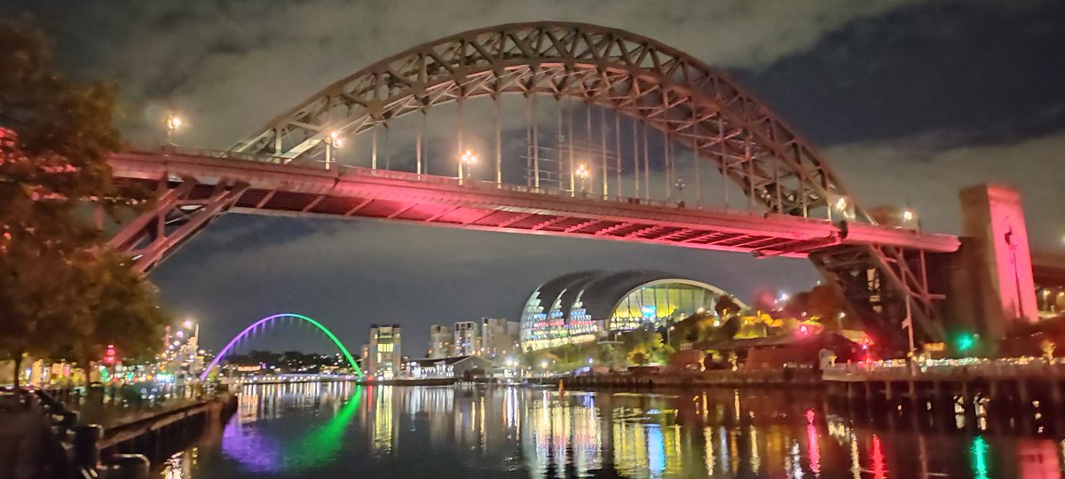 It's a lovely autumn evening for a stroll along the Quayside in #NewcastleUponTyne with views across the #RiverTyne to #Gateshead