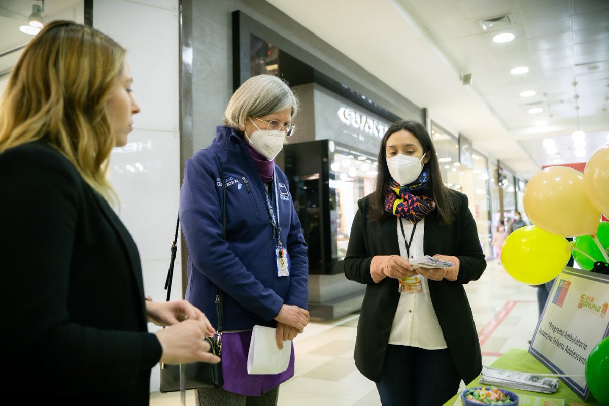 SeremiSaludM's tweet photo. En la Semana de la Salud Mental 🤲🧠, la seremi Gloria Icaza llegó hasta Mall Portal Centro 🏬, donde se realizó feria de promoción con instituciones públicas y sociedad civil 👏 que abarcaron temáticas relacionadas a la salud mental.  #HazTuParte  #ConstruyendoSaludMental https://t.co/4ibFnHBhzK
