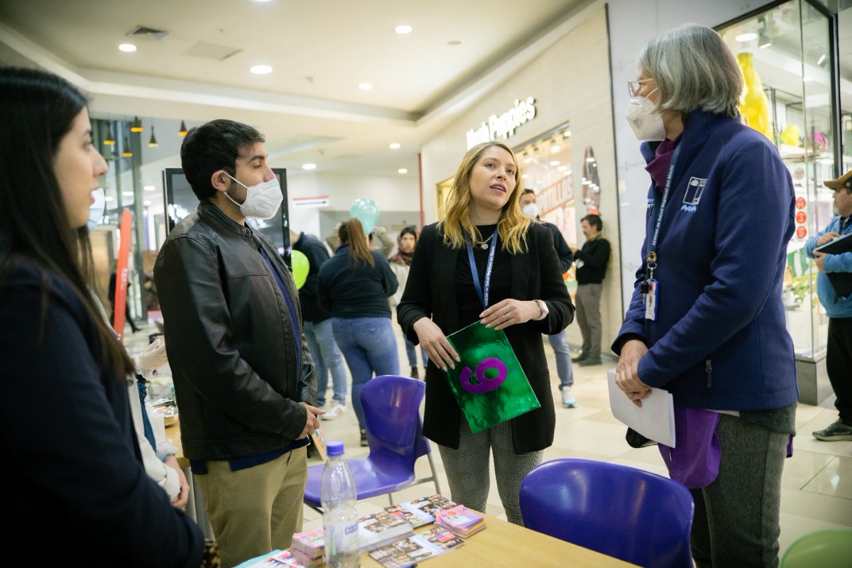SeremiSaludM's tweet photo. En la Semana de la Salud Mental 🤲🧠, la seremi Gloria Icaza llegó hasta Mall Portal Centro 🏬, donde se realizó feria de promoción con instituciones públicas y sociedad civil 👏 que abarcaron temáticas relacionadas a la salud mental.  #HazTuParte  #ConstruyendoSaludMental https://t.co/4ibFnHBhzK