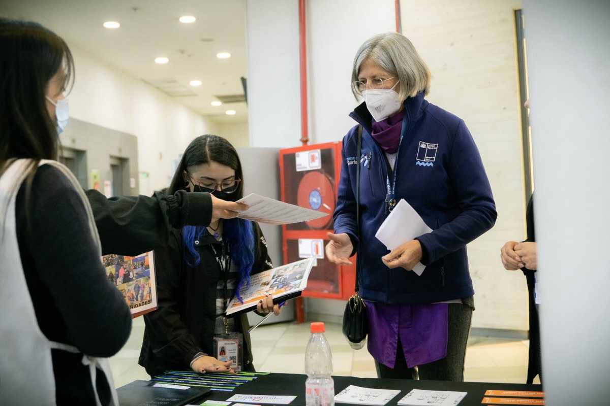 SeremiSaludM's tweet photo. En la Semana de la Salud Mental 🤲🧠, la seremi Gloria Icaza llegó hasta Mall Portal Centro 🏬, donde se realizó feria de promoción con instituciones públicas y sociedad civil 👏 que abarcaron temáticas relacionadas a la salud mental.  #HazTuParte  #ConstruyendoSaludMental https://t.co/4ibFnHBhzK