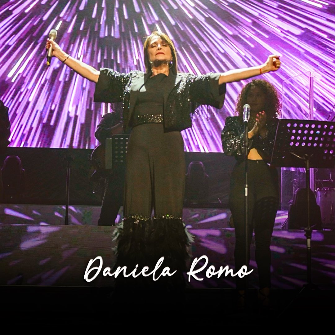 El escenario, ✨ un espacio mágico en el que convergen emociones, melodías y almas‼️ En el que creamos una luminosa energía que ha de poblar mi ser y el de cada uno de ustedes 🥰✨