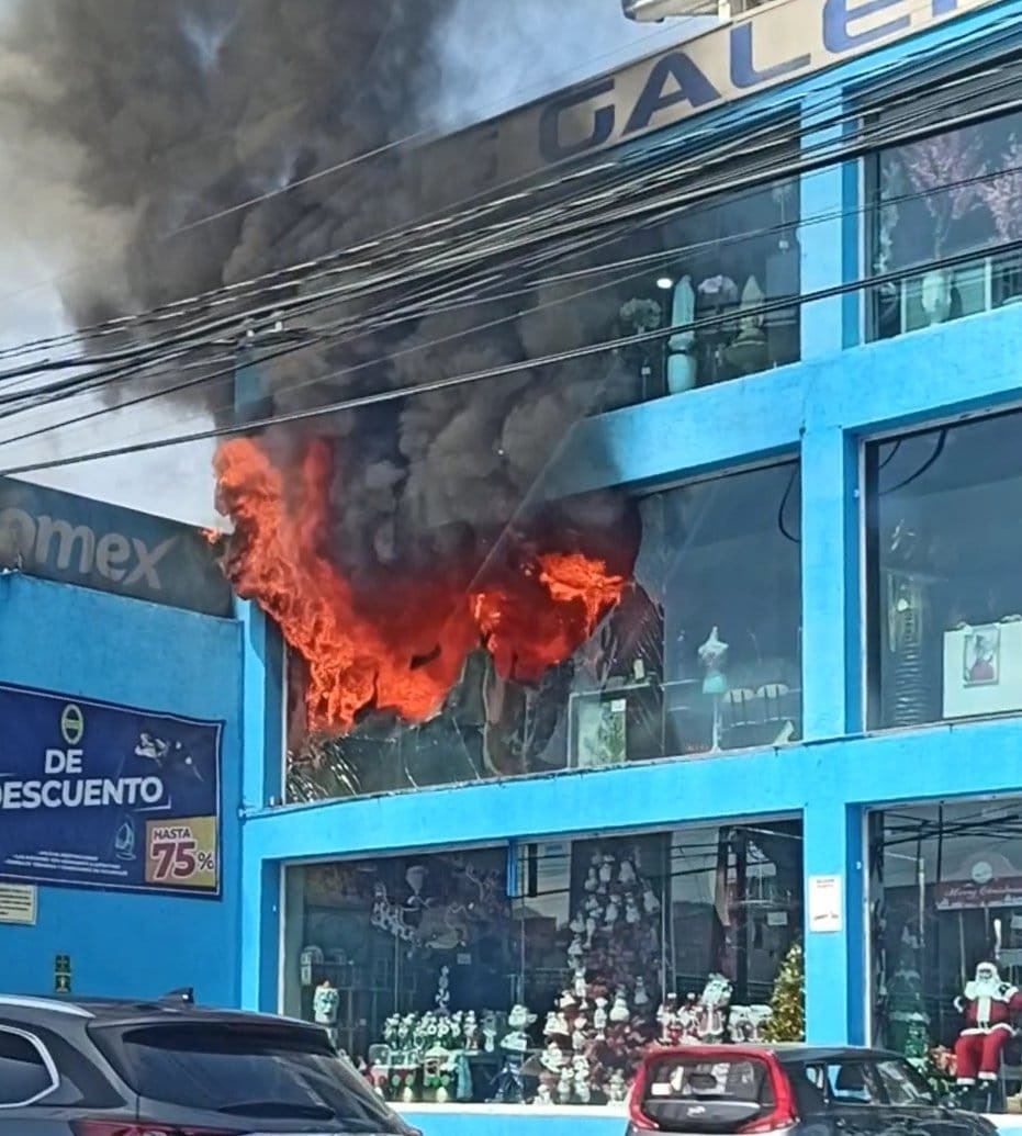 Adela_Micha's tweet photo. 🔥 Enorme columna de humo sale de “Galerías el Triunfo” en Av. San Jerónimo al sur de la #CDMX, reportan que el incendio consumió  al menos dos pisos del edificio. https://t.co/Z8nN7xCsHr
