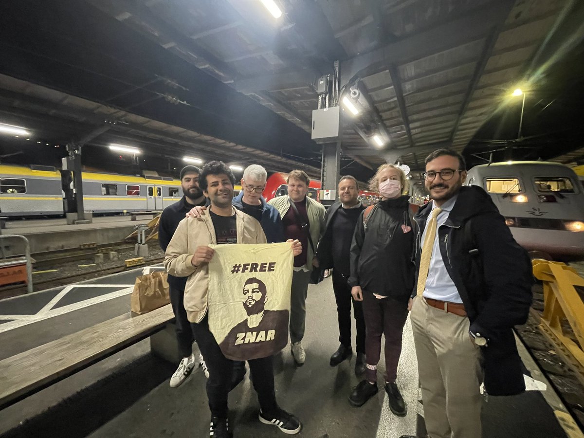 ZnarBozkurt's tweet photo. Tack till alla mina vänner som har kämpat för min frihet. Nu jag är fri med mina nära och kära✌️✌️✌️♥️ https://t.co/eIjNGsf5Cy
