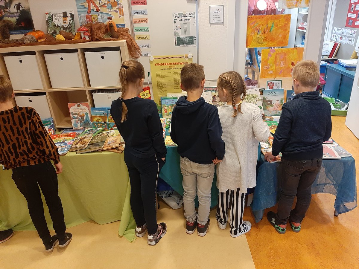 cbsdevaart's tweet image. Vandaag hadden we boekenruilmarkt. Afgelopen week mochten de kinderen allemaal een boek meenemen van huis, waar ze iemand anders blij mee wilden maken. De kinderen mochten vandaag allemaal een ander leuk boek uitzoeken. We wensen iedereen veel leesplezier! 😃