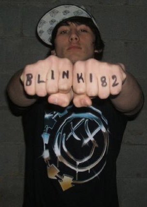 tmweth22's tweet photo. to commemorate getting tickets to blink-182, please enjoy this photo from 2009 https://t.co/khSiJAJSYB