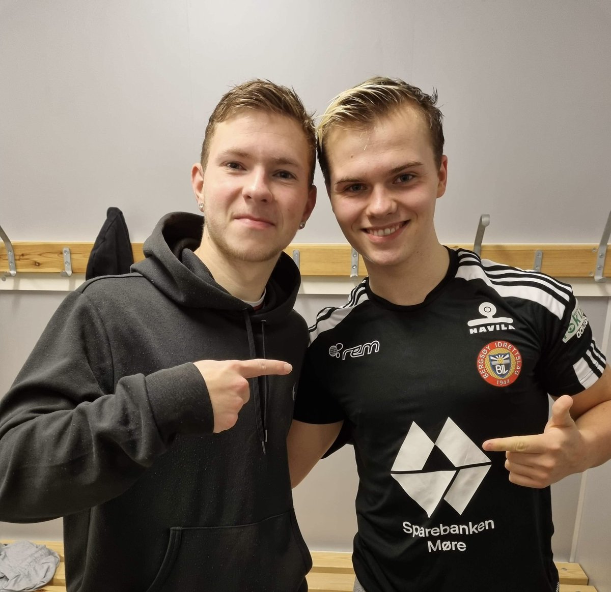 3-4 SEIER for Bergsøy2 borte mot Hasundgot ikveld!🤩 Dermed lever håpet om opprykk!🤞🏼
Daniel og Glenn Are med hattrick scora Bergsøy sine mål!👏🏼

Neste kamp er laurdag borte mot Volda3!😎

HEIA BERGSØY!🤍❤️