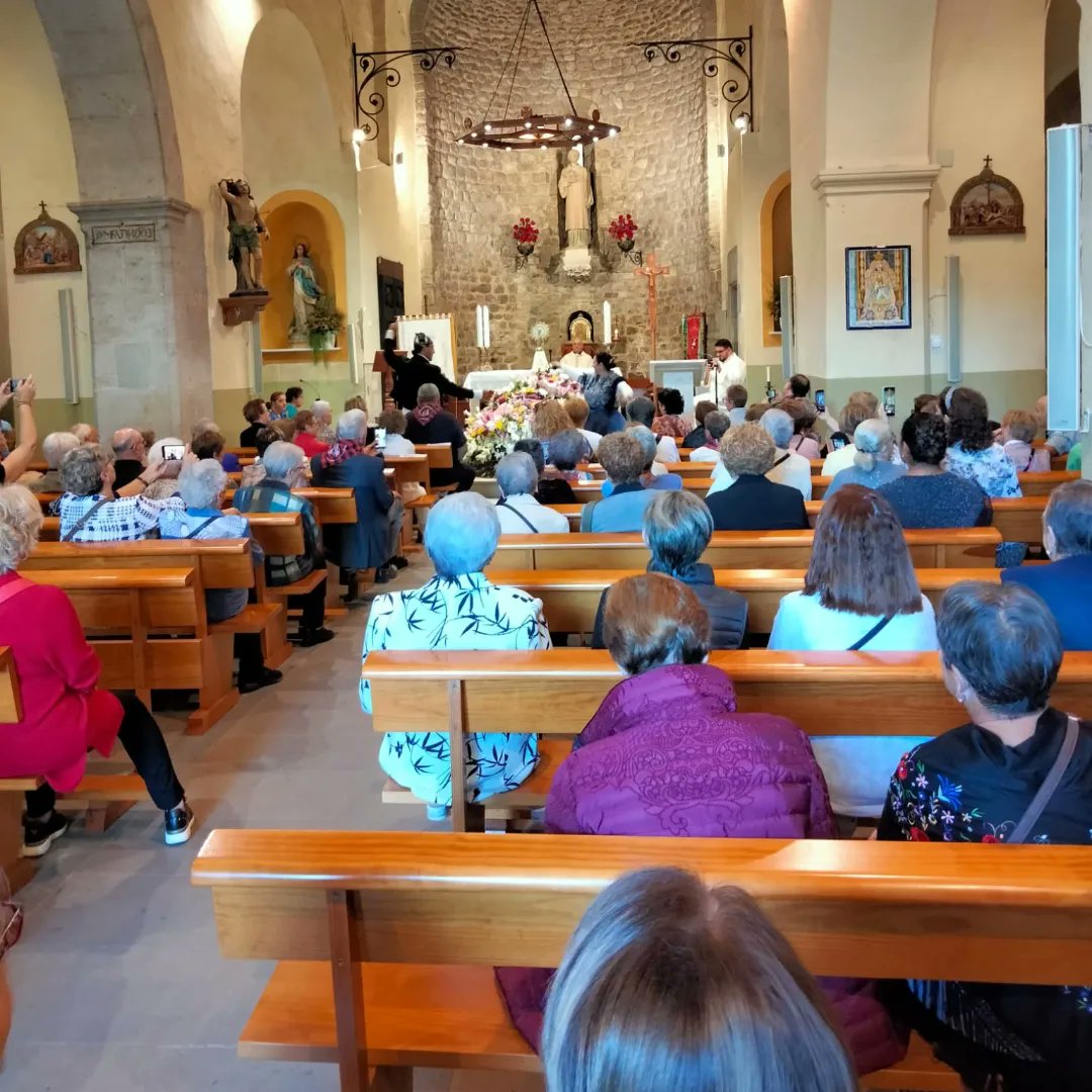 PSCRIPOLLET's tweet photo. ➡️També hem celebrat el Dia del Pilar amb el Centro Aragonés de #ripollet participant a la missa i al festival de jotas.
🙌🏻Moltes felicitats a tot/es els/les aragonesos/es i molt especialment als que viuen a la nostra ciutat.
#elpoderdelarosa
#estimemripollet
#pscripollet https://t.co/Lp0DqxvaKU