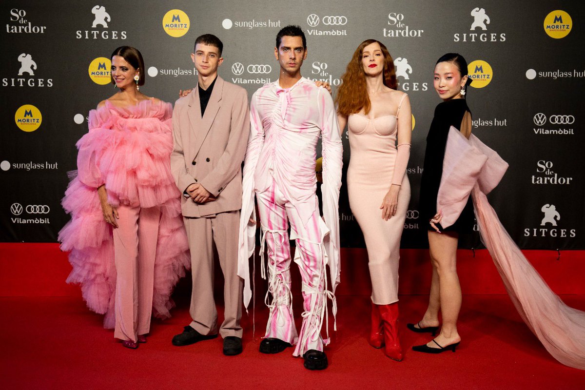 🪷 El equipo de #LaPiedad sirviendo looks en #Sitges2022