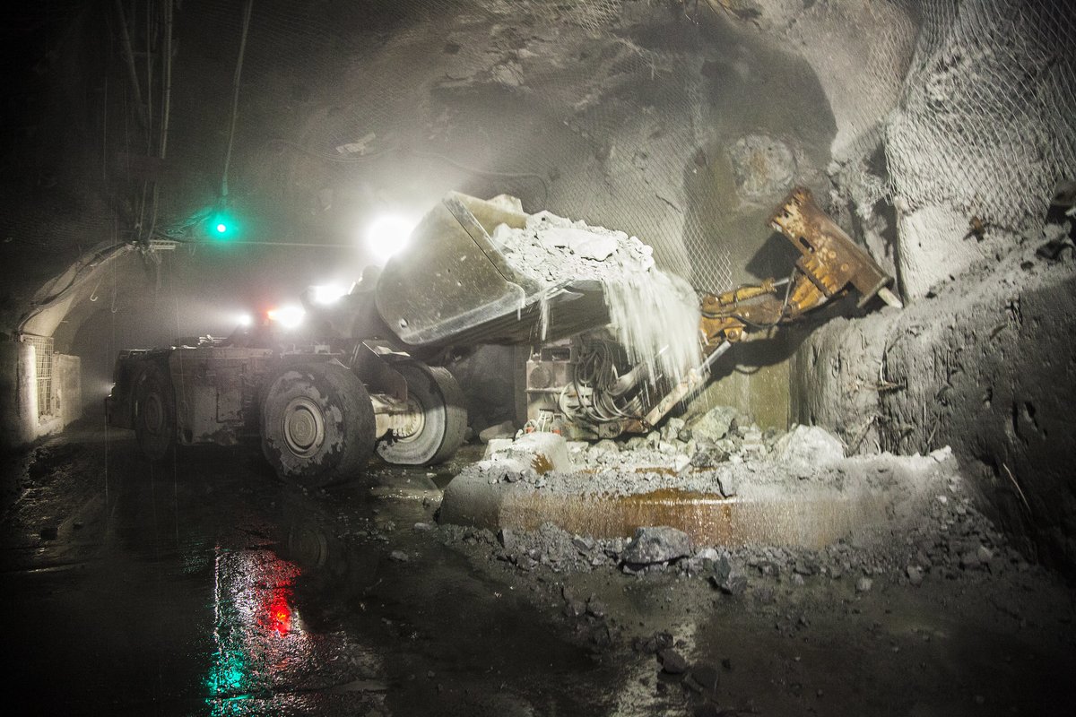 im_mining's tweet photo. .@CodelcoChile &amp; @RioTinto have signed a collaboration agreement that will focus on accumulated experience &amp; future evolution in design, construction &amp; operation of #underground #copper mines covering everything from #blockcaving to #batteryelectric fleets https://t.co/0rpsAOfepl https://t.co/Yupe2B4egF