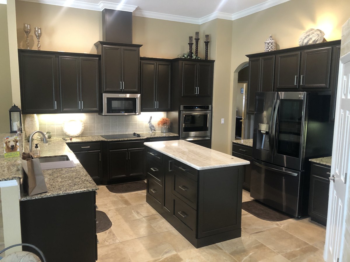 CabinetPaint's tweet photo. Check out this power move right here! These dark #kitchencabinets with dark pulls create a bold and moody feel. Our team loved working on this #cabinetpaintingco #beforeandafter transformation. Great clients, great experience, and great result! That's a combo that can't be beat! https://t.co/0ZiqqTyody