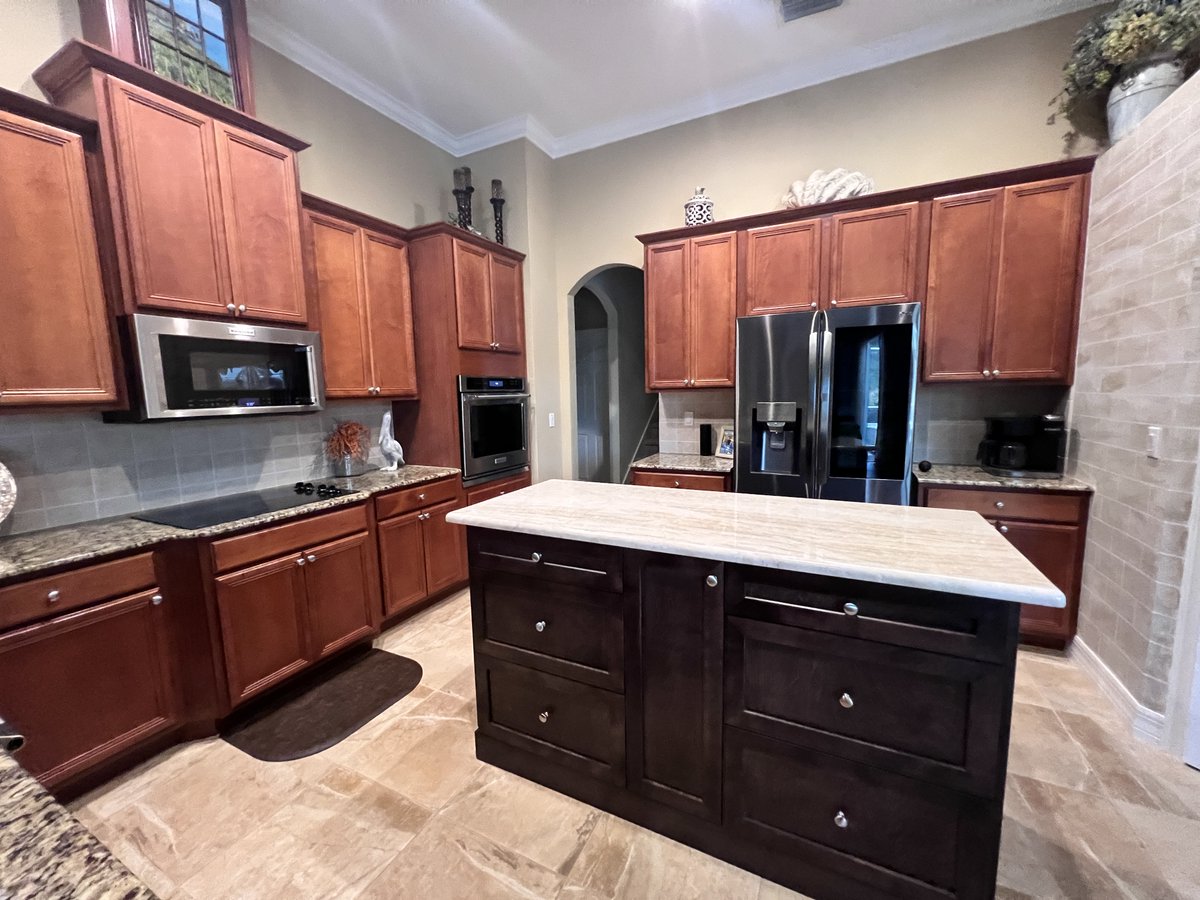 CabinetPaint's tweet photo. Check out this power move right here! These dark #kitchencabinets with dark pulls create a bold and moody feel. Our team loved working on this #cabinetpaintingco #beforeandafter transformation. Great clients, great experience, and great result! That's a combo that can't be beat! https://t.co/0ZiqqTyody