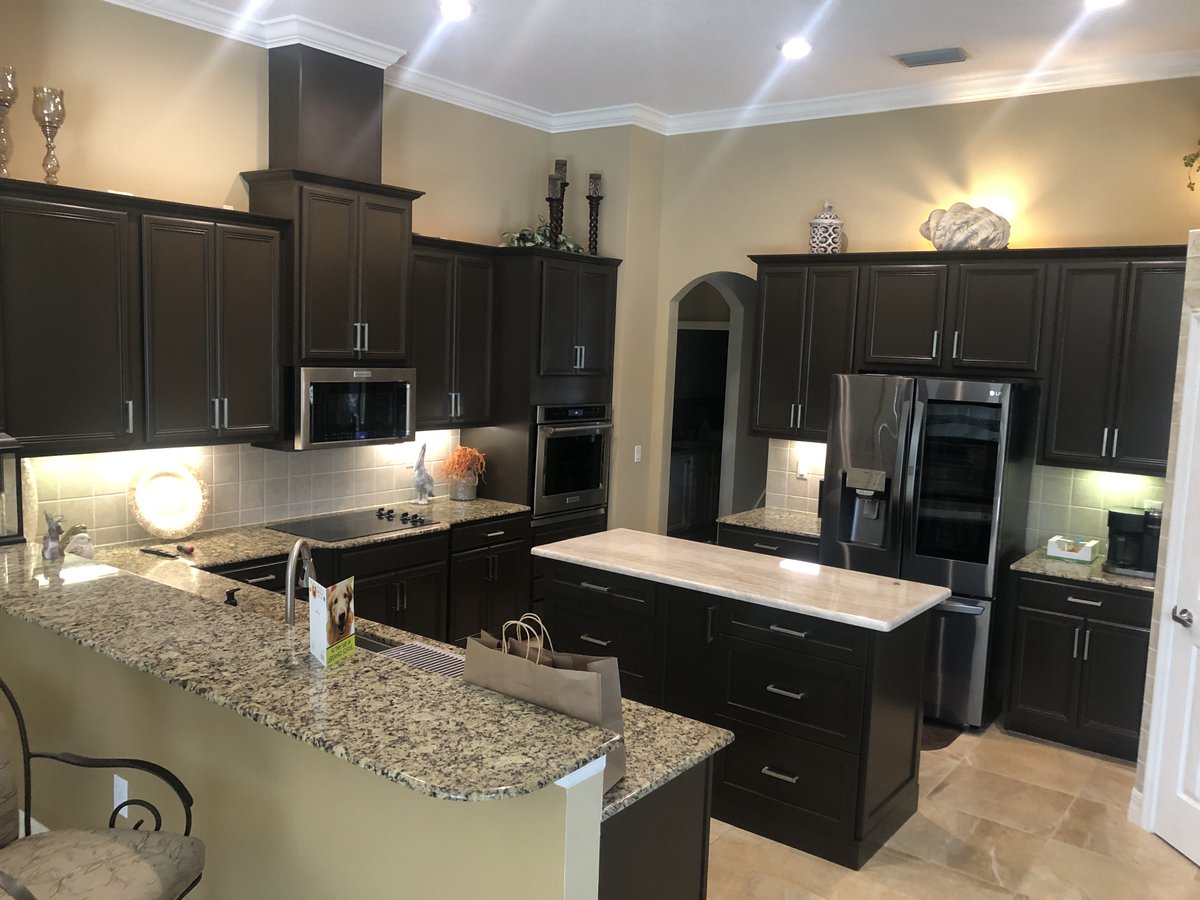 CabinetPaint's tweet photo. Check out this power move right here! These dark #kitchencabinets with dark pulls create a bold and moody feel. Our team loved working on this #cabinetpaintingco #beforeandafter transformation. Great clients, great experience, and great result! That's a combo that can't be beat! https://t.co/0ZiqqTyody