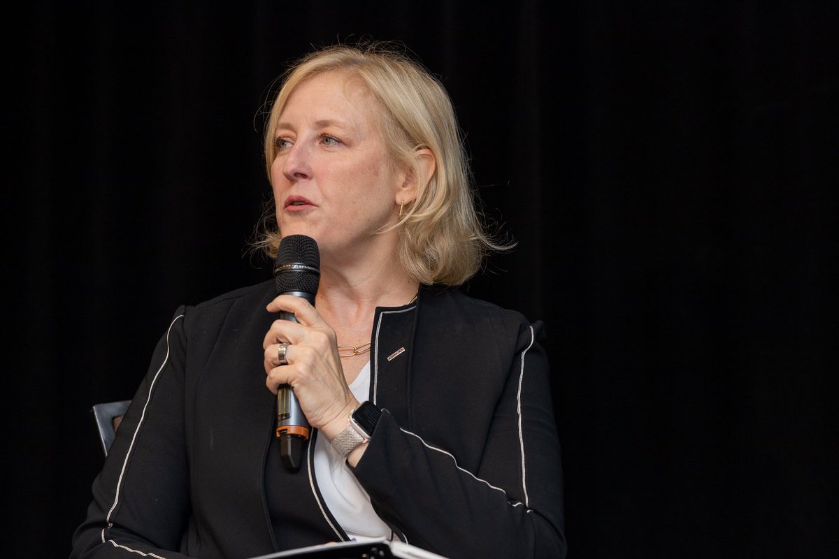 EnrgyStorageCAN's tweet photo. Starting Day 2 of #EscCon22 strong with this year's CEO Roundtable, moderated by @lraitt, featuring  Indrani Butani of @ElexiconEnergy and Annette Verschueren of @NRStorTweets! #EnergyStorage #Accelerating #NetZero #CanadianEnergy #Leadership https://t.co/if3xNQrvXX