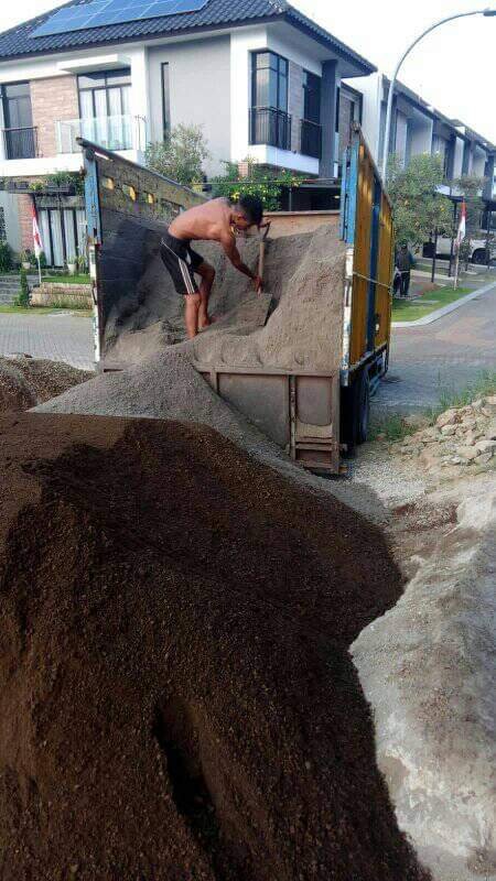 hitammaco's tweet photo. Kuli bangunan nurunin pasir https://t.co/rYq50w4Kw4