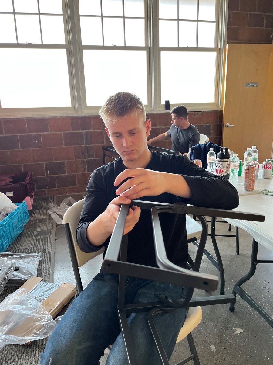 🔨🔧🪛 Building furniture for refugee families? Sounds like a great fall break to us! Thank you to the incredible volunteers from <a href="/Creighton/">Creighton University</a> Schlegel Center for Service and Justice for putting together furniture for arriving families!