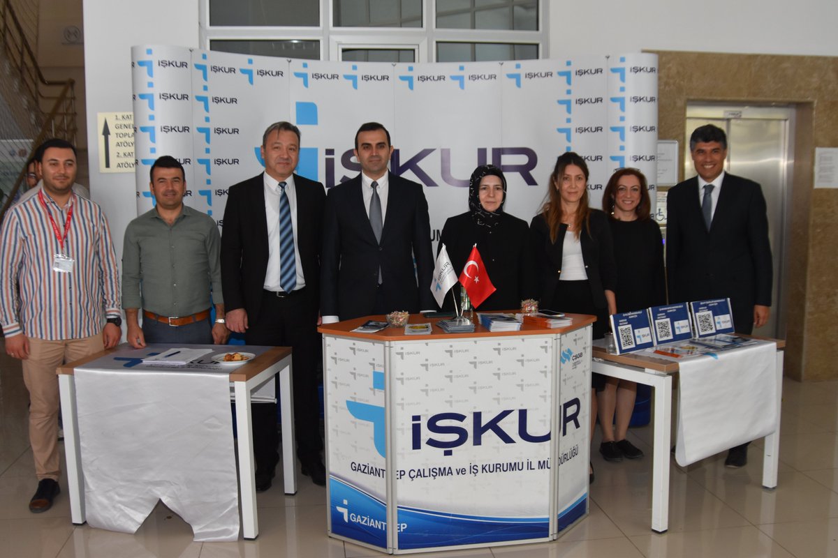 gso_kurumsal's tweet photo. İstihdam buluşmaları etkinliğinde stantları ziyaret eden   @iskurgaziantep İl Müdürü Yavuz Selim Öztürk, Türk Kızılay Gaziantep Toplum Merkezi Yöneticisi Ersun Şen ve beraberindeki heyete GSO-MEM Müdürü İbrahim Çalı tarafından merkezde yer alan atölyeler hakkında bilgiler verildi https://t.co/7EPBXw4kwm