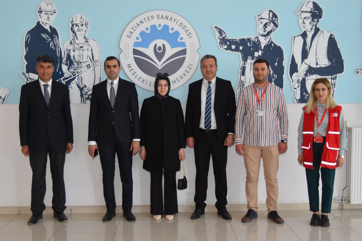 gso_kurumsal's tweet photo. İstihdam buluşmaları etkinliğinde stantları ziyaret eden   @iskurgaziantep İl Müdürü Yavuz Selim Öztürk, Türk Kızılay Gaziantep Toplum Merkezi Yöneticisi Ersun Şen ve beraberindeki heyete GSO-MEM Müdürü İbrahim Çalı tarafından merkezde yer alan atölyeler hakkında bilgiler verildi https://t.co/7EPBXw4kwm