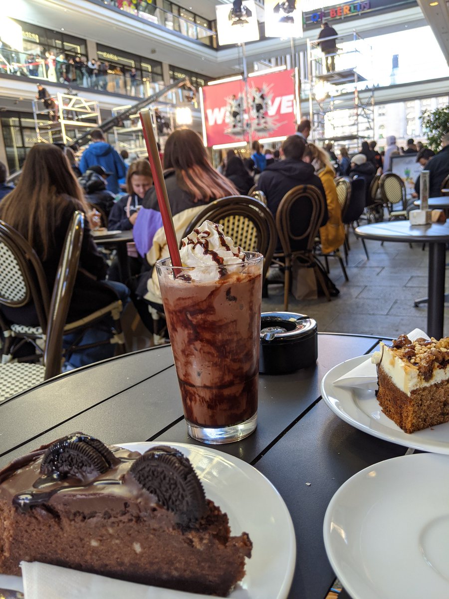 Ich bin nur für den Kuchen und den Frappochino hier und nicht, weil Joko und Klaas an 'ne Werbetafel getaped wurden und ich iwie Schadenfreude empfinde. Ehrlich!