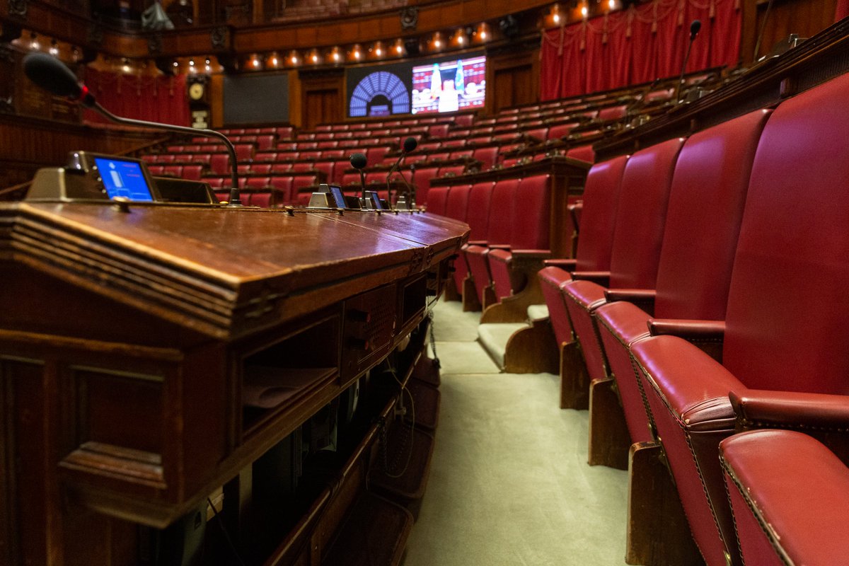 Montecitorio's tweet photo. #XIXLegislatura, dove siederanno i deputati? Nella prima seduta la collocazione in Aula è libera.
L'assegnazione dei posti avverrà solo dopo la costituzione formale dei Gruppi parlamentari 

#WikiCamera https://t.co/O0qJ3GJ6by
