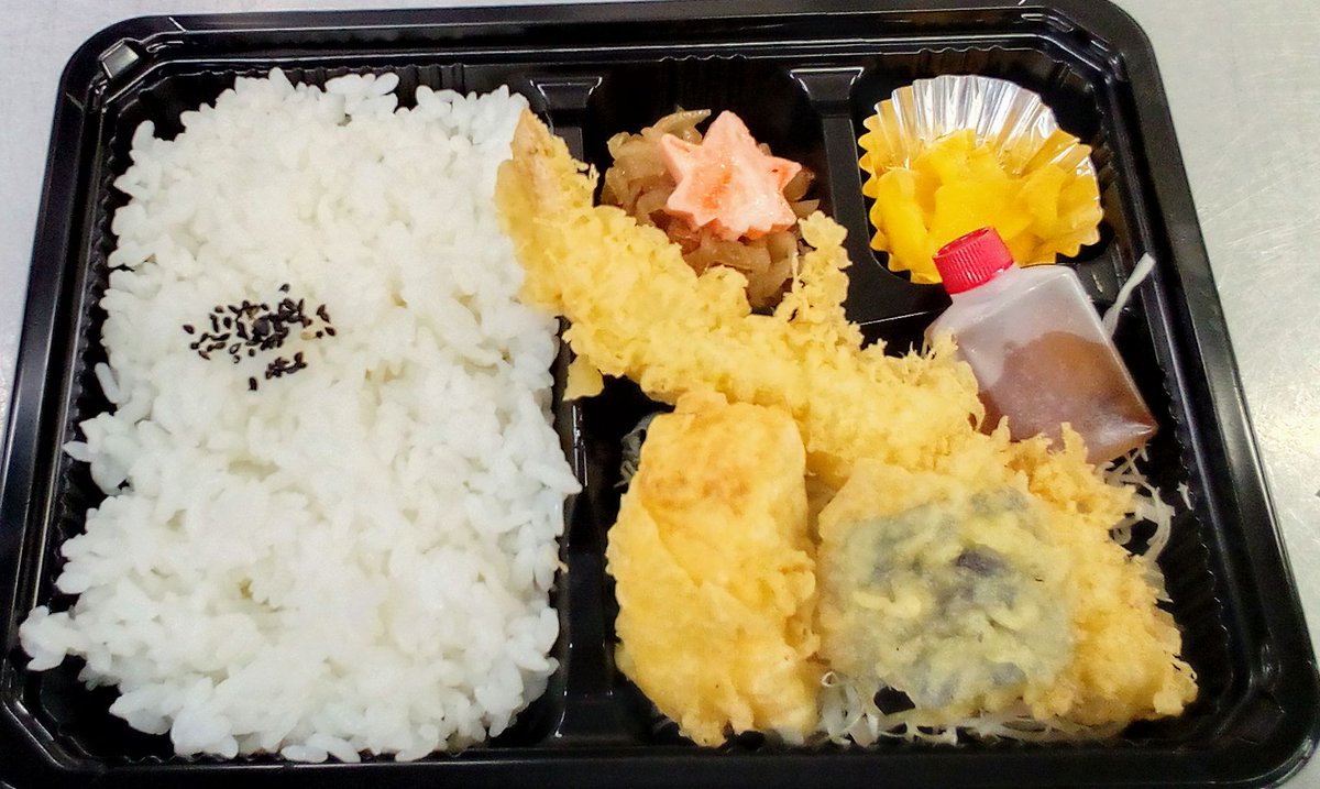 S_Sushifuji's tweet photo. おはようございます😆✨
本日(10月13日)営業しております。

今日の日替わり弁当→海老天です🦐

ご来店お待ちしております。 https://t.co/HvKii6zfq8