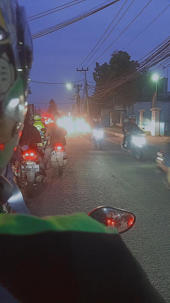 vttrnhwnd's tweet photo. hari ini pulang pergi di anter mang gojek suatu hal yg gue malesin krn kedaung-palem jauh bgt:( https://t.co/5WCgMkPFqN