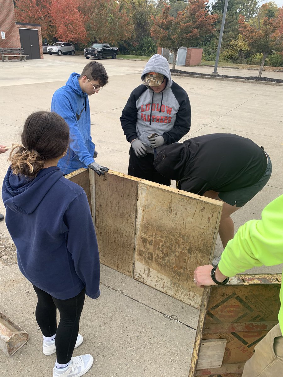 VictoriaBerling's tweet photo. Shout out to Tom from McD Concrete for a fantastic lesson on form building today. Looking forward to working with concrete tomorrow. https://t.co/7XzvowOJzN