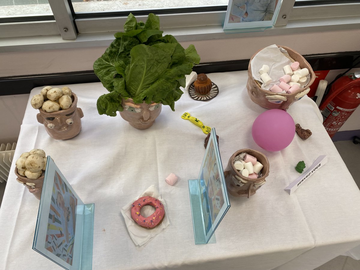 CentrePlaisir's tweet photo. Dans le cadre de la #semaine du #goût🤭l’atelier « terre » du service animation des structures handicap expose des #poteries, réalisées par les résidents sur les saveurs : Sucré–Salé–Acide–Amer–Umami. Des aliments sont mis à la disposition des agents.
De quoi ravier leur palais ! https://t.co/9cuQYzxhiP